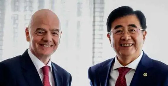 因凡蒂诺社媒更新：与中国足协主席宋凯在温哥华进行会晤