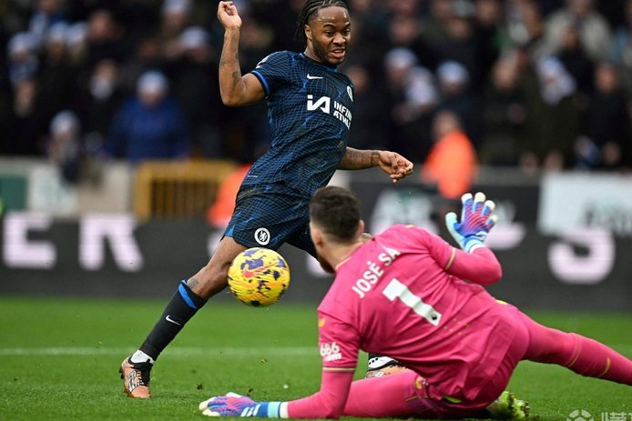 穆夏拉分球失误错失射门良机