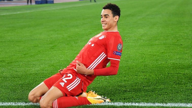 迪亚斯下底传中，穆夏拉过于无私选择分球错失机会