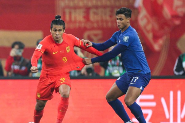 武磊造点张玉宁破门 国足上半场2-0领先新加坡