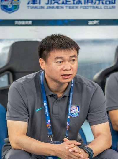 体坛：遭遇禁赛的于根伟并未干预指挥，完全交给助教来完成