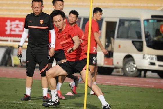 岳瑞杰12次解围，成单场中超完成至少10次解围最年轻的球员