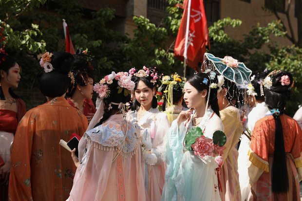 佩德里苏州穿汉服体验蹴鞠文化