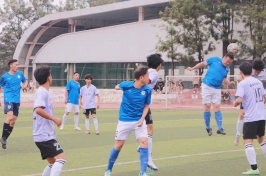 足球小将蓝队遇到了强劲的对手