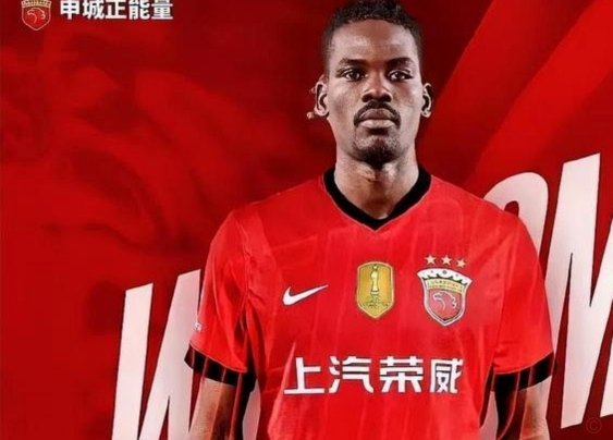 维塔尔点射被扑，李新翔补射破门，裁判示意进球无效