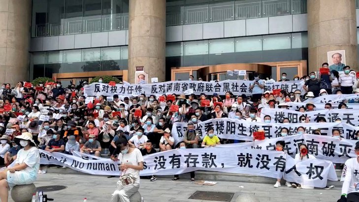 这个不行！曼城与伊镇的比赛，主场安保人员没收充气114